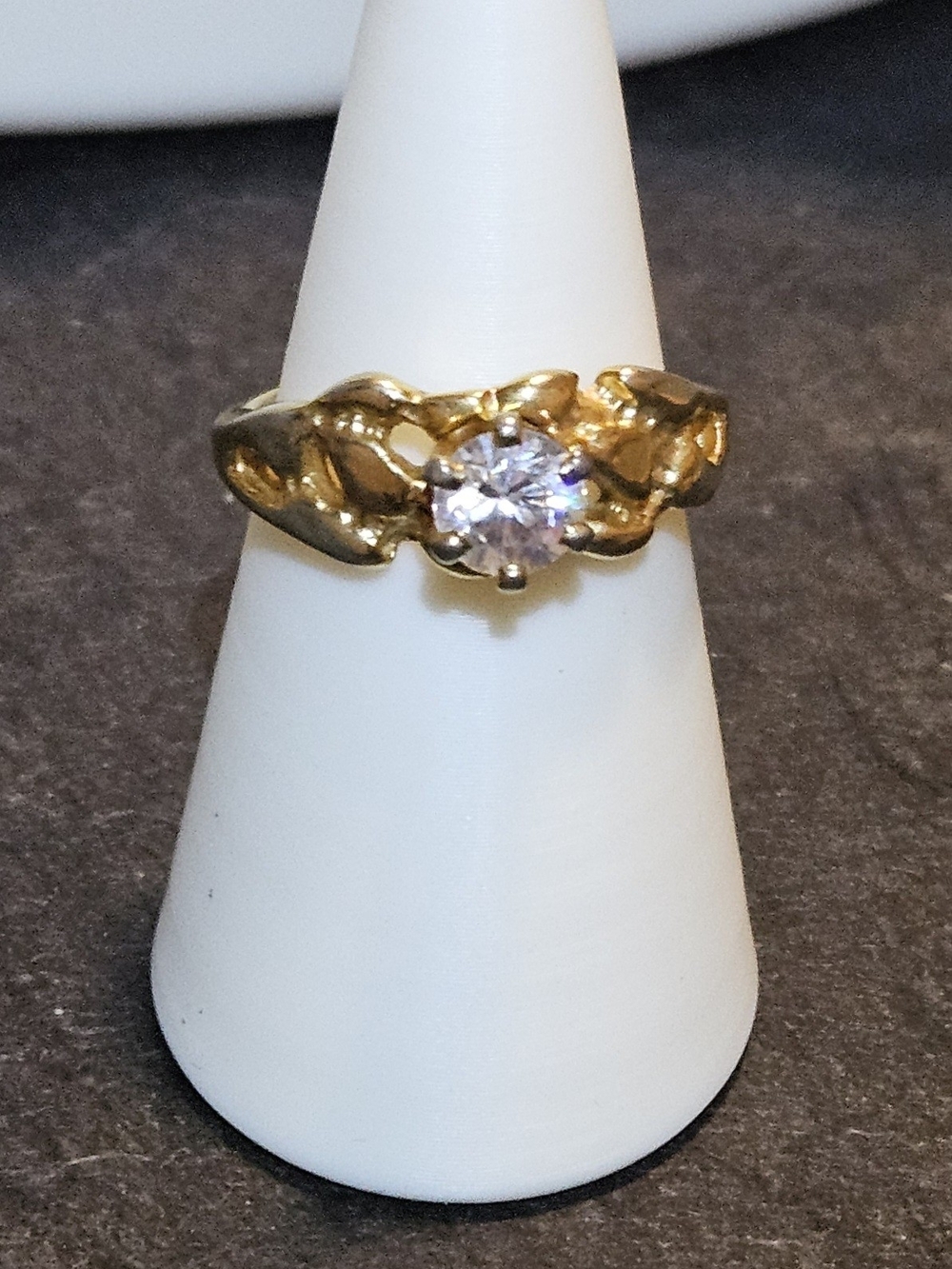 Vintage Gold Chain-Link Ring with Clear Center Stone. Popular In The 70's. Size8